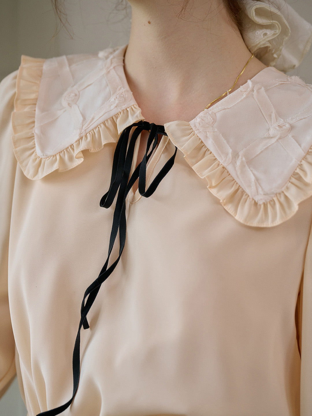 【Black Friday】Jolie Doll Collar Contrasting Lace-up Pleated Blouse