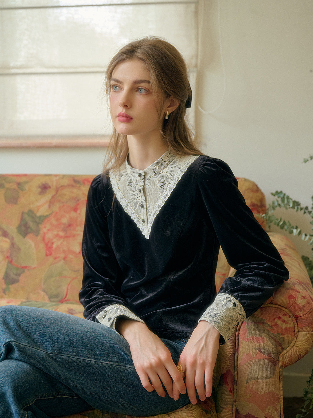 Gigi Retro Round Neck Contrasting Lace Velvet Blouse