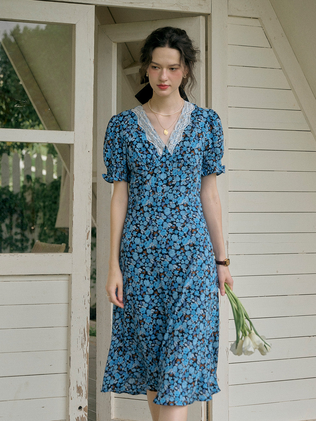 【Final Sale】Stormi Charming V-neck Lace Trimmed Floral Print Dress - Blue