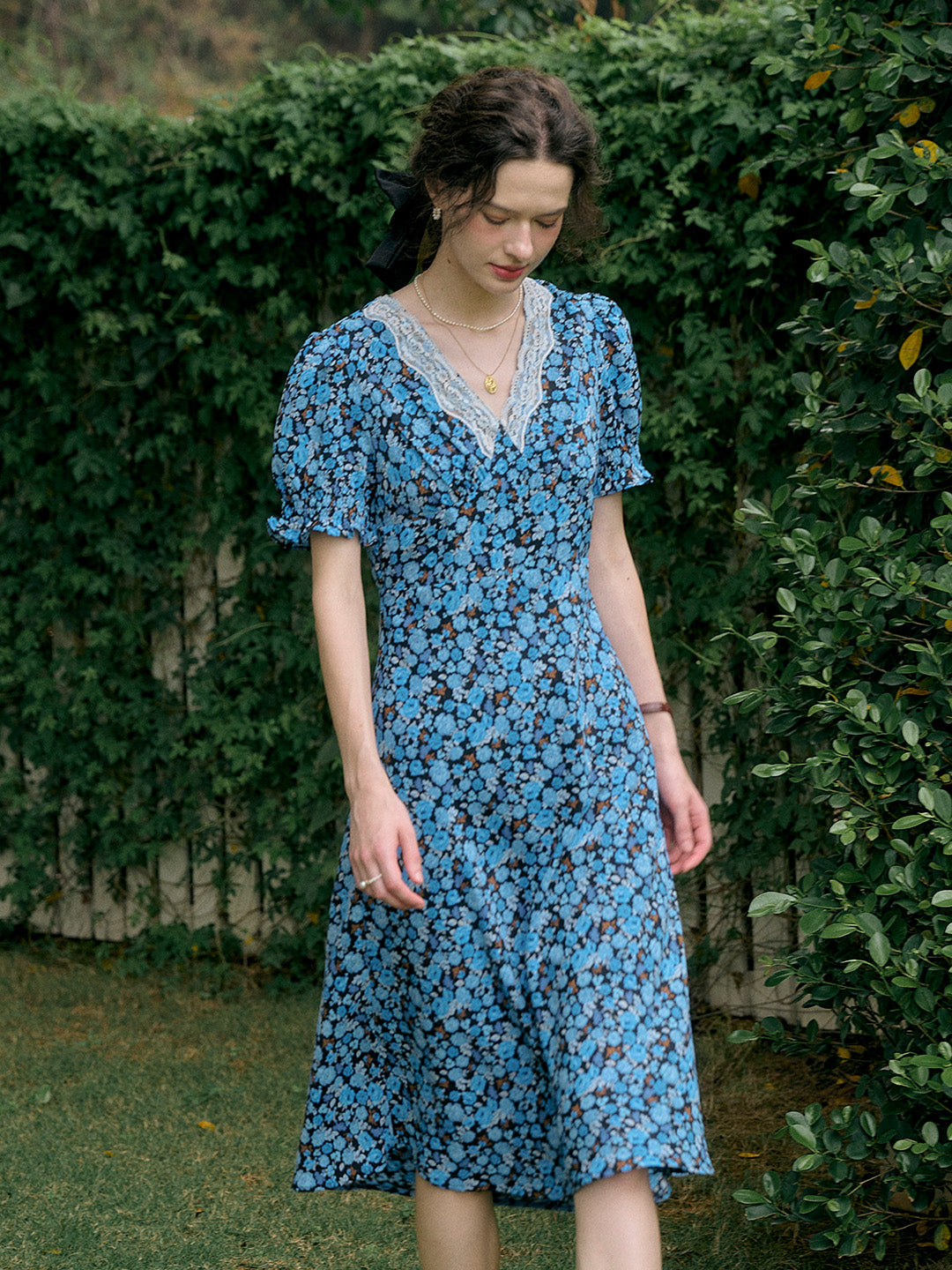 【Final Sale】Stormi Charming V-neck Lace Trimmed Floral Print Dress - Blue