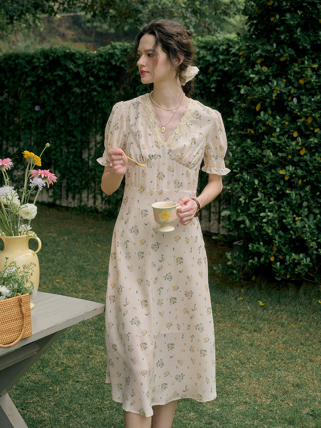 【Final Sale】Stormi Charming V-neck Lace Trimmed Floral Print Dress - Light Green