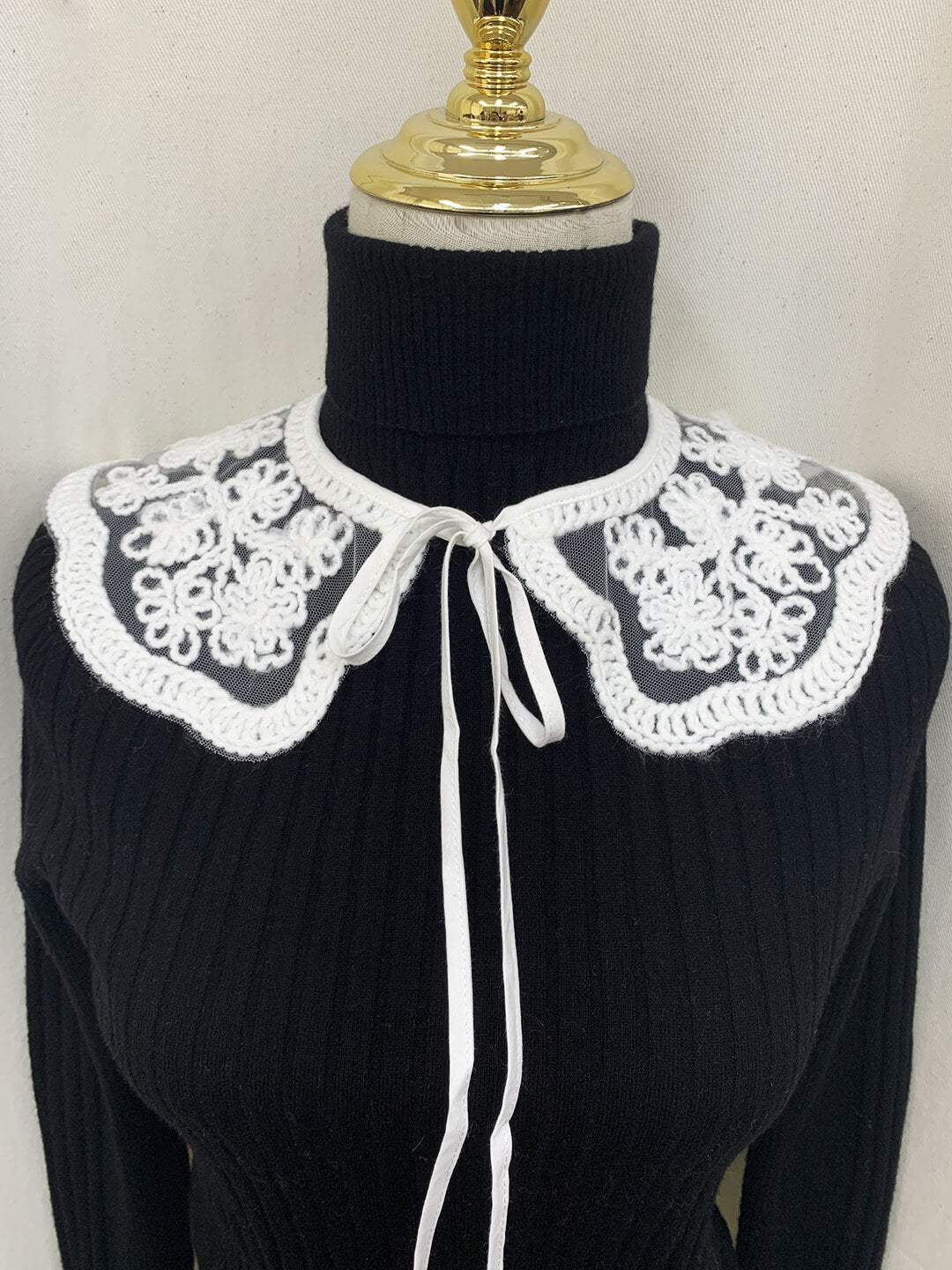 Carol White Detachable Collar